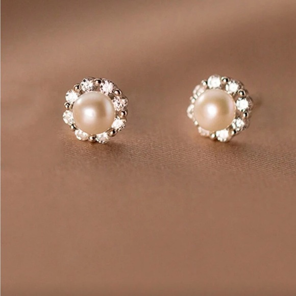 Jewelry - Elegant Pearl and Crystal Stud Earrings